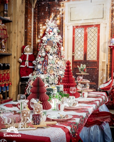 Table de Noël rouge et blanche avec sapins en papier, ours en peluche, Père Noël et sapin décoré de biscuits en jardinerie